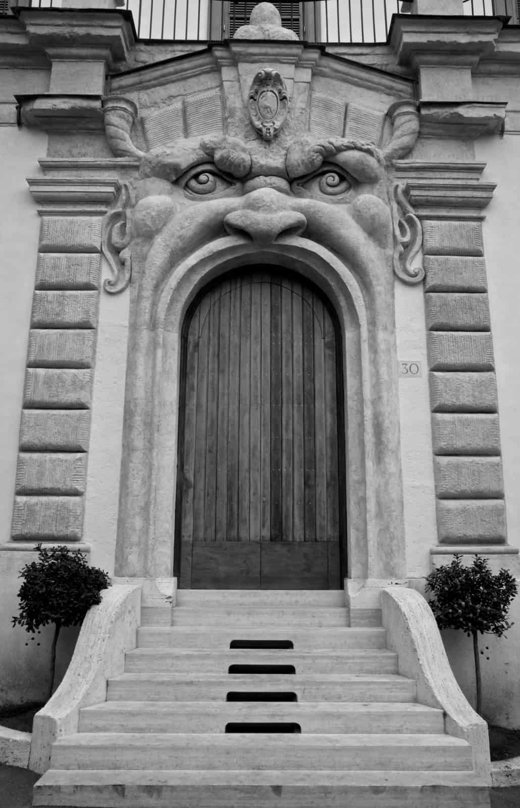 Голодные двери. Дверь в глазу. Mouth-Door архитектура. Ротовая дверь. Окно в прихожей с фасада.